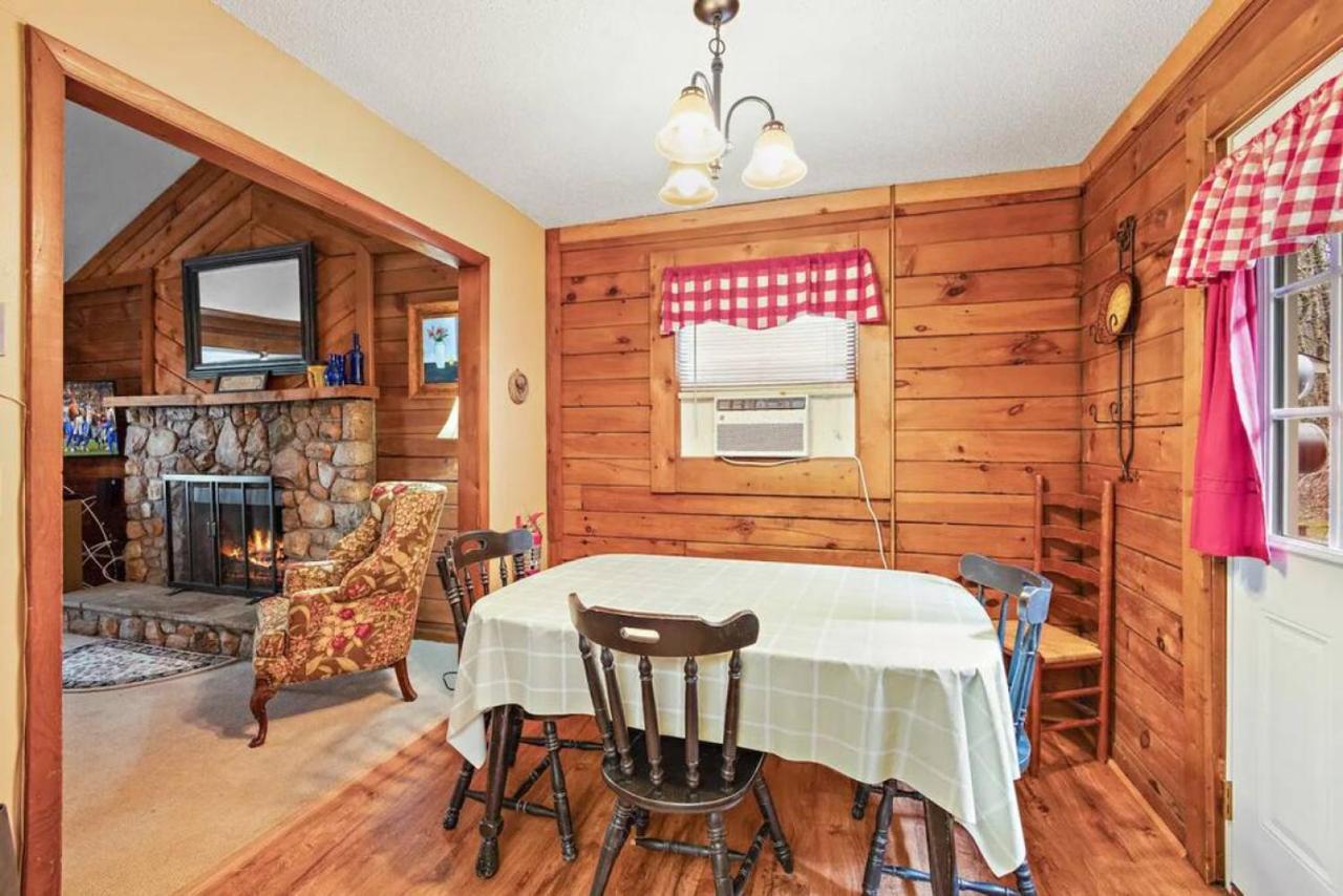 Classic Log Cabin With Fireplace On Quiet River Блоуінг-Рок Екстер'єр фото